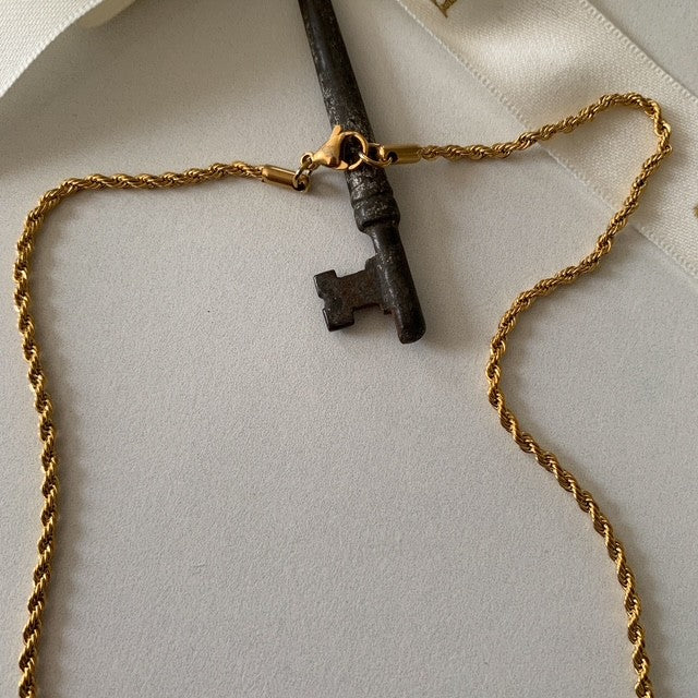 lady pearl in jail · rope link gold plated chain